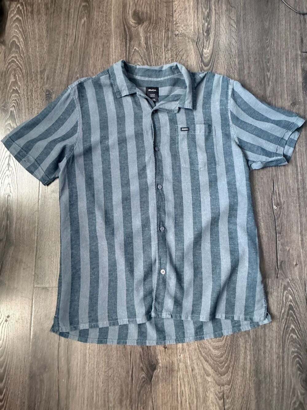RVCA Men Blue and Grey Striped Short Sleeve Linen Blend Easy Fit Button-Up Shirt